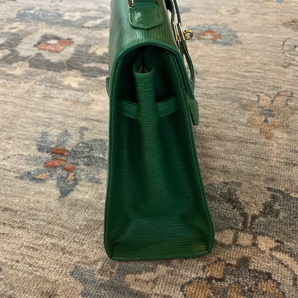 In French style this lovely bag  is in excellent condition with minor wear. - Picture 3 of 16